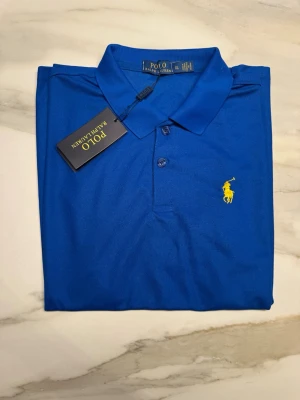 Ralph Lauren Pike - Blå pike från Ralph Lauren i storlek Xl vilket motsvarar 176-182cm. Kom privat med prisförslag!🤗