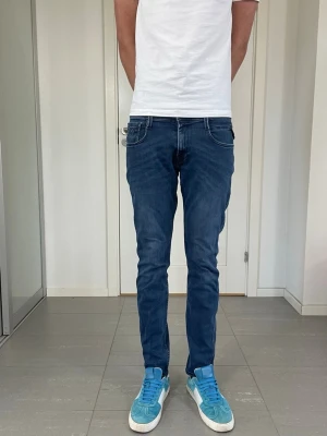 Replay Anbass Jeans - Säljer nu dessa Replay Anbass Jeans, W30 o L32 med mått ca 37,5 o 102 cm. skriv för fler bilder/frågor🙌🏼