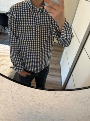Hollister skjorta  - Hollister skjorta i mycket bra skick, inga defekter! Storlek S men kan även passa M. Modellen på bilden är 170, 60kg! Hör av er vid frågor eller minsta fundering 🙌  Se mått nedan:  Längd: 65 cm  Bred: 47 cm  Ärm: 60 cm