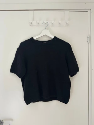 Stickad topp  - Superfin stickad T-shirt och från Gina Young. Storlek 170 men passar mig som har xs/s. Använd endast någon enstaka gång☺️ säljer även fler färger vid intresse