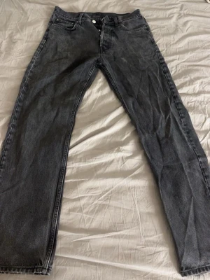Weekday jeans - Hej säljer ett par Weekday jeans i storlek W28 L32, skick 8/10 skriv vid frågor och funderingar, pris kan diskuteras!