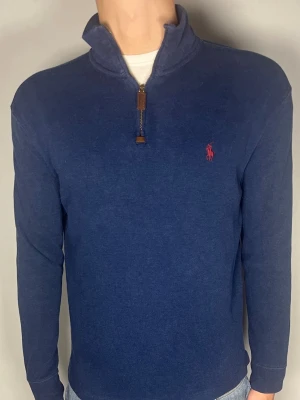 Ralph Lauren halfzip - Säljer en riktigt snygg och trendig Ralph Lauren helzip i fint skick, storlek S, vid frågor är det bara att skriva //Gramenti