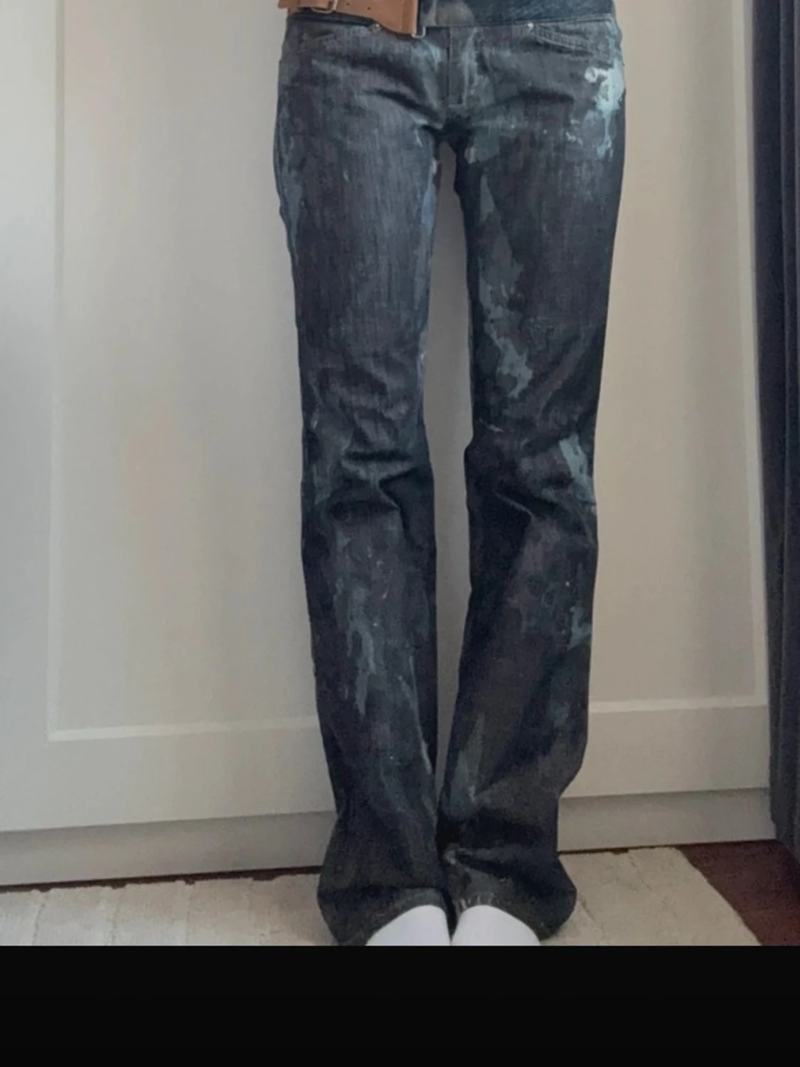 Gråa bootcut jeans med bleach-effekt - 4