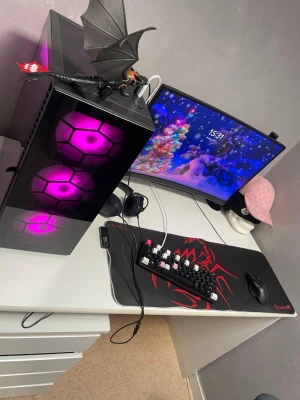 Gaming setup  - Som ny använd i bara i sex månader inga problem alls med den. Är ett bra val för den som letar efter sin första pc .   Nvidia GeForce RTX 3050 grafikkort  CPU  Intel (R) Core (TM) i7-7700 cpu   16gb ram hyperX går o ändra färg på dem alla färger finns   Disk 1 (D) 2,7 terabyte  Disk (C) 239gb   Alltså 2,9 terabyte utrymme   Fps på Fortnite ligger mellan 165-220 fps  Fps på call of duty 120-160fps  GTA 5 120-140fps  Mus,keybord,headset, allt som nytt, MSI skärm 144hz som ny( mer info skriv t mig)