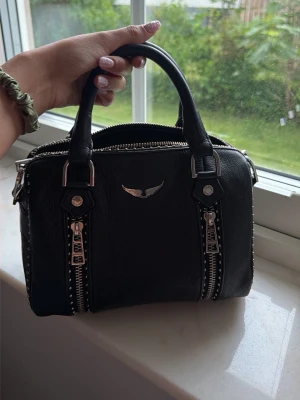 Intressekoll på min Zadig&Voltaire Sunny Graine - Intressekoll!! Modell :Sunny Graine 15cm/24cm/12cm. Super bra skick (dustbag ingår)