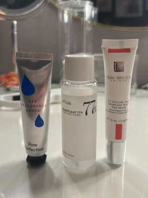 3 olika hudvårdsprodukter🤍 - Olika hudvårdsprodukter till salu, alla för 115kr eller ögonserumet för 50kr, hyaluronic drops för 30kr, tonern för 50kr. Skriv till mig vid frågor eller om du vill köpa en eller flera🫶🏻