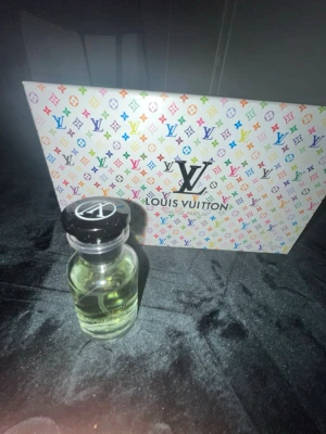 Imagination Louis Vuitton parfym - Lyxig parfym från Louis Vuitton i en genomskinlig glasflaska med svart lock och klassisk LV-logga. Medföljer gör en färgglad box med ikoniskt Louis Vuitton-mönster i flera färger. Perfekt för dig som gillar exklusiva dofter och snygg design.