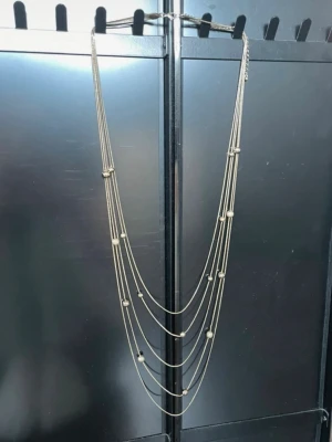 Flerlagrat halsband med pärldetaljer - Snyggt halsband i flera lager med tunna kedjor, den är mer guld i verkligheten än på bild men den är hyfsat silvrig