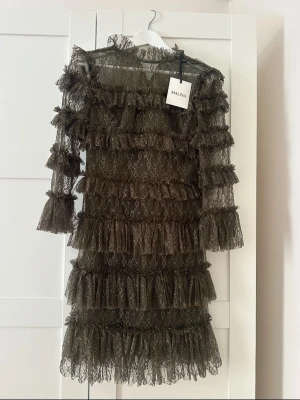 Grön By Malina klänning  - Super fin grön klänning från By Malina, perfekt för sommaren. Helt ny i storlek S, original pris 3000kr 💚 Skriv för fler frågor ☺️☺️