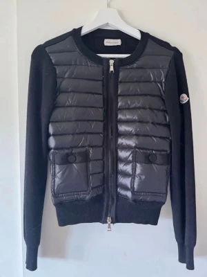 Moncler cardigan - fin cardigan strl xs-s. kommer in på hemsidan via qr koden. 