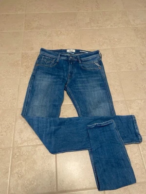 Replay anbass - Snygga blå slim fit jeans från Replay, modell Anbass. Klassisk femficksdesign med dragkedjegylf och Replay-logga på fickan. Tillverkade i ett mjukt och stretchigt denimtyg som sitter skönt hela dagen. Dom är 105 cm och använda 1-2 gånger. Bara och skriva för fler frågor och pris kan diskuteras🤩