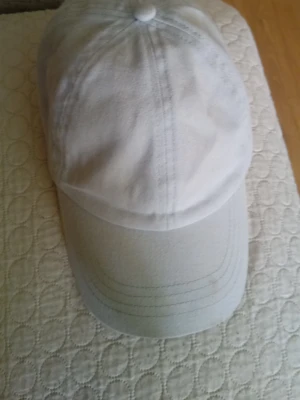 Blå klassisk keps i bomull - Snygg blå keps i klassisk modell med böjd skärm och justerbar rem bak. Tillverkad i mjuk bomull som andas. Perfekt accessoar för en clean och enkel stil. Passar till det mesta och är lätt att matcha med olika outfits.