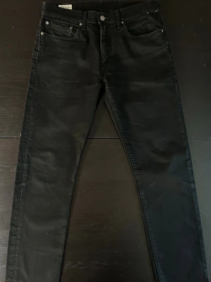 Levi’s 502 Svarta Jeans W31 L32 - Säljer ett par svarta jeans från Levi’s. Storlek W31 L32. 