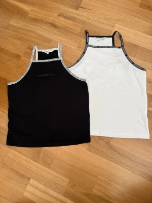 Svart och vit linnetopp Calvin Klein - Två linnetoppar från Calvin Klein, en svart och en vit. Stl. XS. Köparen betalar frakt.