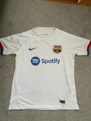 Barcelona T-shirt - Vit Barcelona Tshirt från 2023/24 säsongen. Oanvänd.