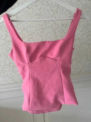 Zara topp - Söt topp från Zara med rosett i ryggen! Endast använt en gång! 🌸 Däremot är banden lite uppsydda (se bild) men ingenting som är märkbart.