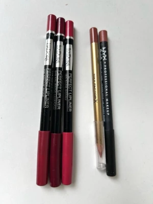 Läppennor från NYX och Max Factor - Säljer fem läppennor i olika nyanser från NYX och Max Factor. Färgerna går i nude, röd och vinröd. Pennorna har klassisk träform och är enkla att vässa. Perfekta för att definiera och fylla i läpparna med precision.