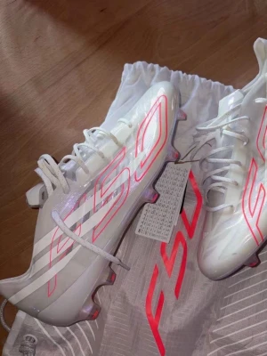 Vita Adidas F50 fotbollsskor - Säljer ett par vita Adidas F50 har flera par och olika storlekar oanvända 