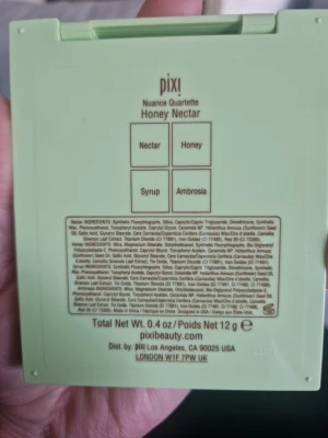 Pixi Honey Nectar Rougepalett - Rougepalett från Pixi i färgen Honey Nectar med fyra nyanser: Nectar (korallrosa), Honey (ljusguld), Syrup (varm brun) och Ambrosia (persikoton). Fyrkantig dosa i ljusgrönt plast med spegel. Perfekt för att skapa glow och dimension i ansiktet.