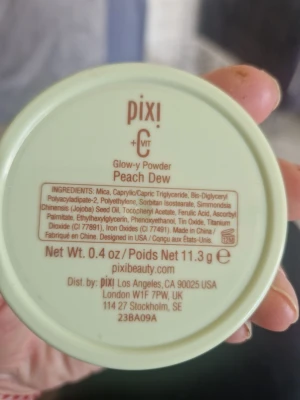Pixi Glow-y Powder Peach Dew highlighter - Glow-y Powder highlighter från Pixi i nyansen Peach Dew. Ger en persikofärgad, skimrande finish som framhäver ansiktets höjdpunkter. Kommer i en rund dosa och innehåller 11,3 g. Perfekt för att skapa en fräsch glow med mjuk lyster. Lite använda 