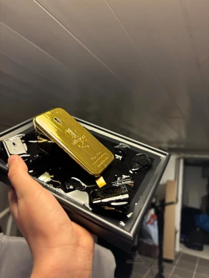 Paco Rabanne 1 Million Eau de Toilette - Paco Rabanne 1 Million Eau de Toilette i den ikoniska guldfärgade flaskan som liknar en guldtacka. Flaskan är rektangulär med präglad text och detaljer. Parfymen levereras i en elegant förpackning och har en lyxig och modern design som sticker ut.