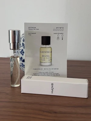 Pigmentarium Brutal EdP  - Pigmentarium Brutal EdP är en floral parfym med noter av tuberos, ylang-ylang och sandelträ. Doften har inslag av apelsinblomma. Kommer från Sniph, 8 ml och är endast testad. Nyskick.