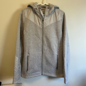 Cardigan  - Riktigt snygg cardigan med luva. Den är i fint skick, storlek M. Skriv vid minsta intresse, priset kan diskuteras vid smidig affär 😀