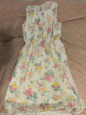 Blommig klänning  - En blommig lite längre klänning med ett extra innertyg från H&M. Superfin nu till sommaren i storlek 170.