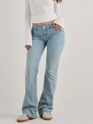 Ljusblå bootcut jeans - Säljer ett par ljusblå bootcut jeans med hög midja och klassisk femficksdesign. Jeansen har en snygg utsvängd passform och är gjorda i mjukt denimtyg. Perfekta till sneakers eller boots för en avslappnad look. Passar mig som är 160, stl 34/short