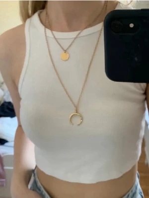 Vit ribbad croppad linnetopp - Säljer en enkel och fräsch vit croppad linnetopp. Toppen är ribbad och ärmlös med rund halsringning, perfekt för varma dagar och passar dig som gillar en clean och stilren look. Den är något nopprig på baksidan. 