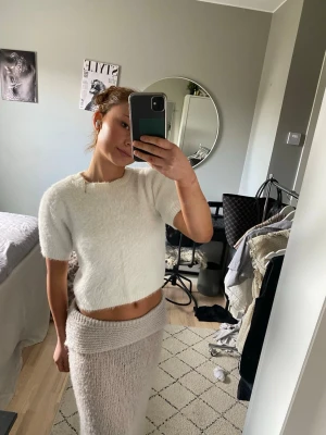 Vit fluffig stickad tröja - Säljer en supermjuk och fluffig vit tröja med korta ärmar och croppad passform. Den är gjord i pälsigt fluffmaterial och assnygg till stickade kjolar. Storlek S. Säljer då jag har flera liknande… Ifrån märket New Look som inte längre säljs! Pris kan diskuteras. 