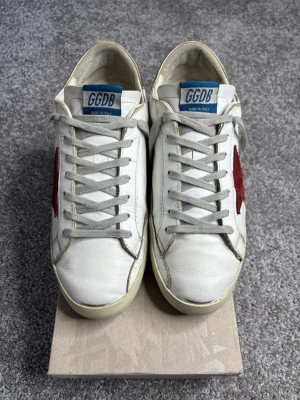 Golden Goose - Golden Goose| Storlek: 42| Skick: 8/10 de ska vara lite slitna!| Vad ingår? Box!| Pris: 1799kr| Priset går alltid att diskutera😊