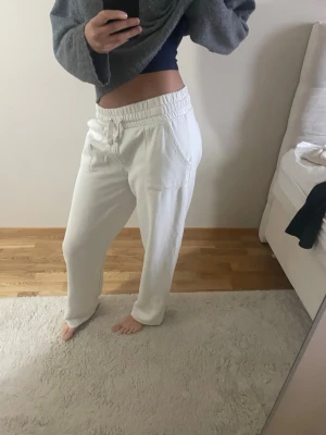 Vita mjukis byxor  - Vita mjukisbyxor som passar perfekt till en mys kväll hemma eller en ute kväll.