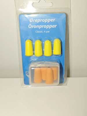 Öronproppar Classic 4 par - Säljer ett paket med fyra par öronproppar, två par gula och två par orange, i mjukt skum. Perfekt för att dämpa ljud vid sömn, studier eller resor. Kommer i en original praktisk plastförpackning och med en liten ask för förvaring.