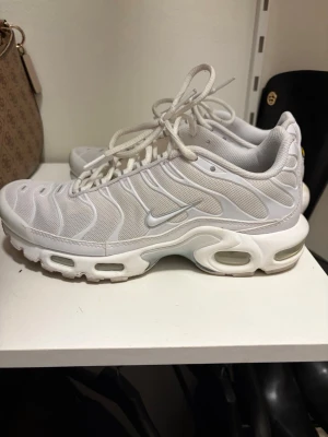 Nike air Max plus  - Vita nike air max plus i storlek 39 endast använda ett fåtal gånger. 1200kr 