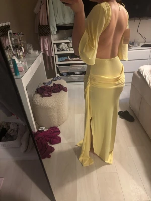 Gul långklänning med öppen rygg - Den populära slutsålda klänningen från Zara perfekt för balen eller andra tillfällen💕 prislappen kvar