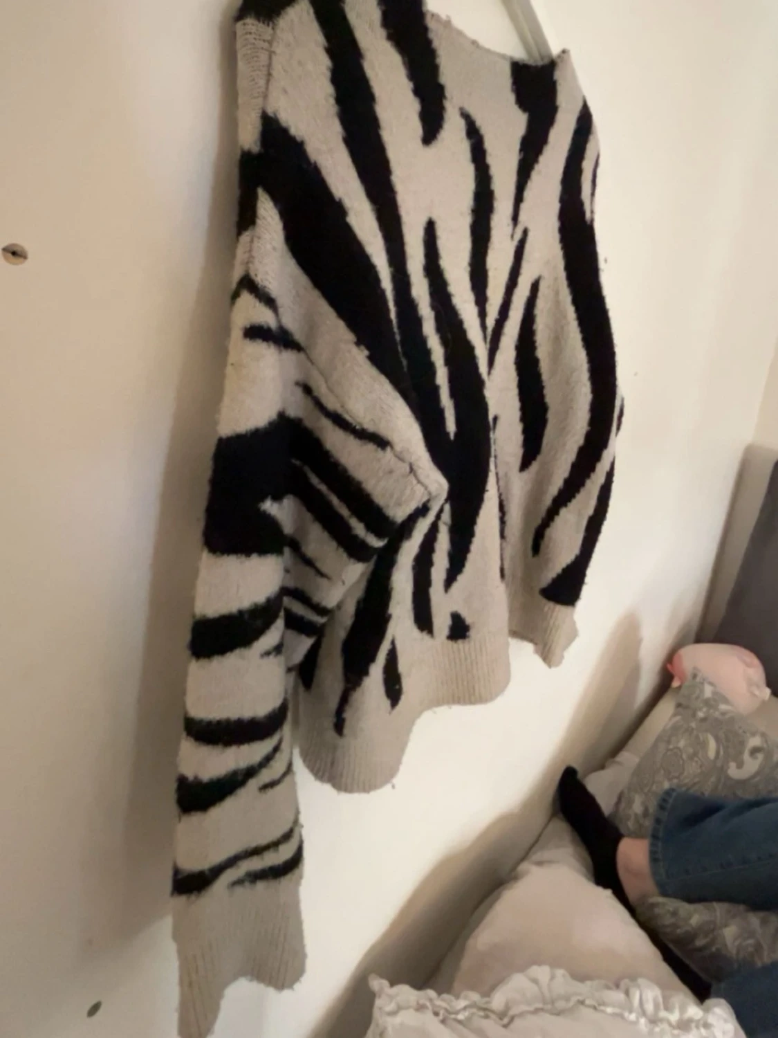 Stickad tröja med zebramönster - 1