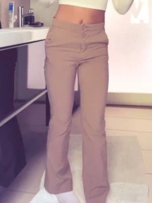 Beiga bootcut byxor med hög midja - Bootcut kostymbyxor som använts få gånger💞