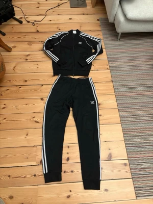 Adidas Originals tracksuit - Svart adidas originals tracksuit, använd men i bra skick. Storlek S på både byxor och tröja. 