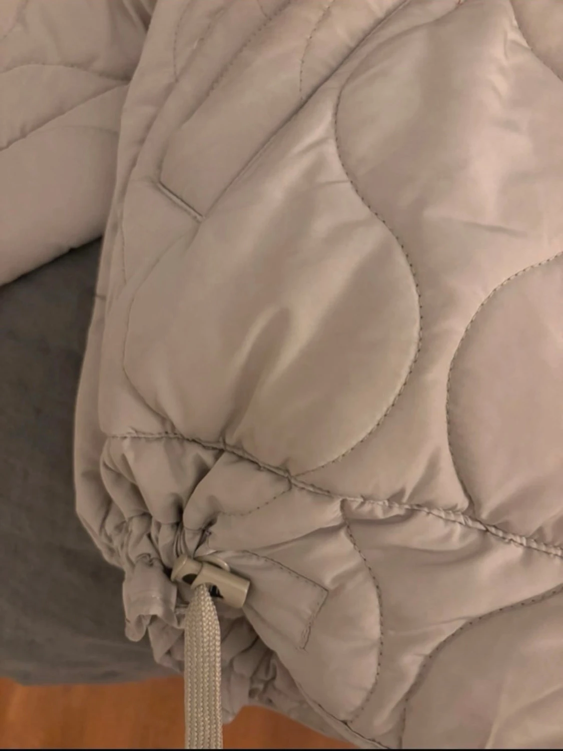 Beige quiltad pufferjacka med huva - 2