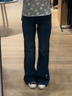 7 For All Mankind - Jeans från 7 For All Mankind. Modellen ”Modern Dojo”. Säljer likadana i ljusgrått. Fint skick men dessvärre slitna nertill, se bild. Upplagda med orginalkant. Nypris 3 195kr. Innebenslängden: 83cm. Midjemåttet rakt över: 34 cm. 