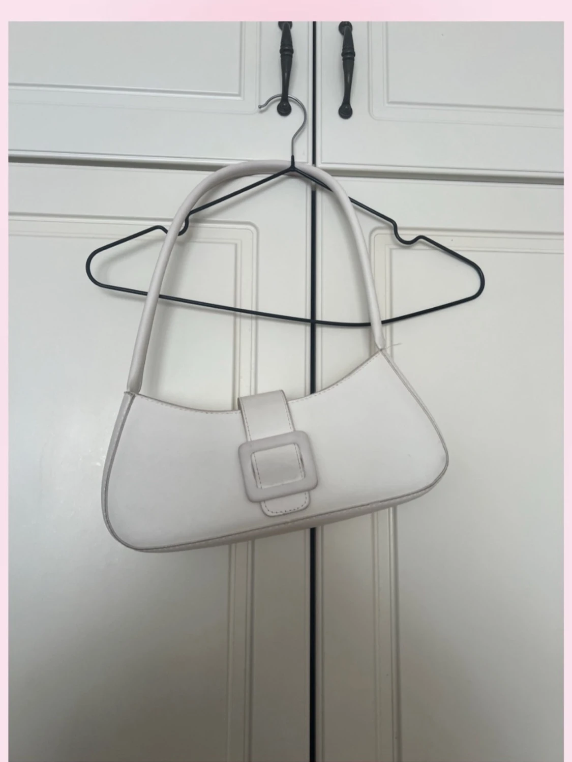 Vit axelväska med spänne