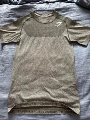 Gymshark phantom  - Riktigt fin Gymshark phantom för riktigt bra pris! Den är från 2016 och är i väldigt bra skick för de💪🏽 pris kan alltid diskuteras🔥 obs endas seriösa köpare tack!