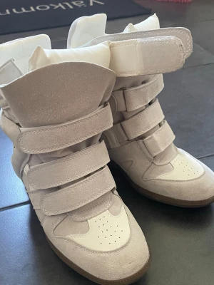 Wedge skor - Så snygga, perfekta vårskor!!! Har inga äkthetbevis, kartong eller påsar (köpt begagnat så kan inte va 100% säker), därav priset. Loggan står på innersulan och på undersidan av skon, bild kommer. Inte använda så mycket av varken mig eller förra ägaren. Går gärna ner i pris vid snabbt köp!!! 