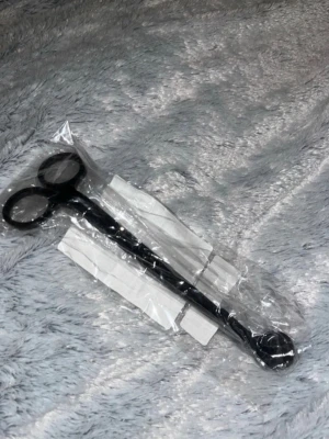 Svart vaxspatel med handtag - Sax för ljus