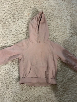 Ljusrosa hoodie från Name It - Ljusrosa hoodie från Name It med huva. Väldigt mjuk inuti. Storlek 134/140! Aldrig använt!