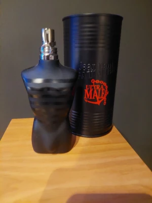 Jean Paul Gaultier Ultra Male parfym - Säljer en parfym från Jean Paul Gaultier. Flaskan är 125ml men som kan ses på bild så är det kanske 110ml kvar (give or take). Stark parfym som gör dig hörd. Fungerar bra I skolan men även på fester och andra tillfällen och platser. Förpackning medföljer. Pris kan diskuteras