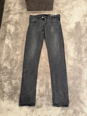 Svarta jeans från Replay - Svarta Jeans från Replay (Grover). Storleken är 31/34 och är i grymt skick! 