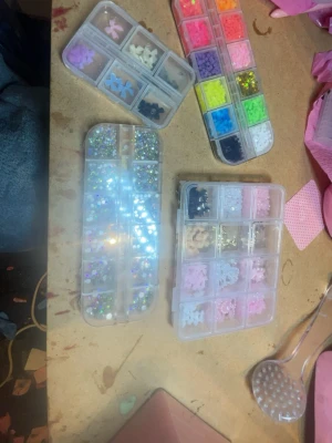 Stort kit med nageldekorationer & gel tips - Säljer nagel saker! STYCK PRIS INGET KIT!! med  nageldekorationer i olika färger och former, inklusive glitter, pärlor, blommor och stjärnor. Medföljer även två askar med extra långa soft gel tips i klara färger, totalt 840 st. Perfekt för dig som vill skapa kreativa och unika naglar hemma.