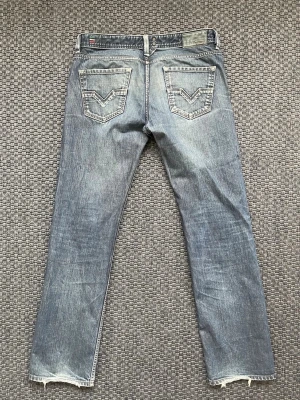 Vintage raw denim Diesel bootcut jeans (sällsynta) - Säljer nu dessa sjukt snygga vintage raw denim diesel bootcut jeans😊 Jeansen är i en slim bootcut modell ! Sjukt snygga fades och whiskers som gör dessa jeans till one of a kind🙌 Riktigt snygg färg som bara blir snyggare ju mer man använder jeansen🤩liten defekt i grenen. Säljs ej längre i butik och är därav mycket eftertraktade🤝 Skriv vid funderingar 📲